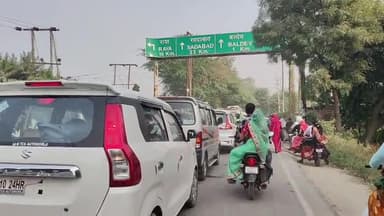 बलदेव में श्रद्धालुओं की भीड़ के कारण दो से तीन किलोमीटर लंबा जाम जाम में फंसे लोग देखने को मिली गाड़ियों की लंबी कतारें