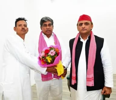 #करहल विधानसभा के उपचुनाव में प्रचार के बाद राष्ट्रीय अध्यक्ष श्री अखिलेश यादव जी से सैफई में एक शिष्टाचार मुलाकात की और अध्यक्ष जी को दीपावली की हार्दिक शुभकामनाएं भी दीं।
अब्दुल हफीज गांधी