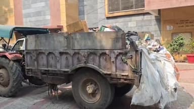 झुंझुनू: सफाई कर्मचारी ने झुंझुनूं नगर परिषद परिसर में कचरे से भरे ट्रक को ले जाकर खड़ा किया