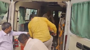 झाझा: मनीकुरा आश्रम के पास चारपहिया वाहन पलटने से एक ही घर के 4 लोग घायल, घायलों का झाझा रेफरल अस्पताल में हुआ इलाज