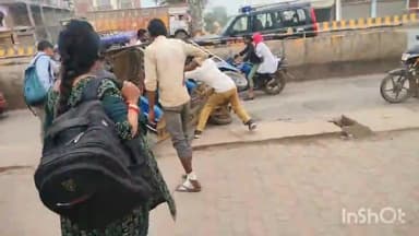 रॉबर्ट्सगंज: रॉबर्ट्सगंज में कीर्तिंपाली हॉस्पिटल के सामने पलटा ई-रिक्शा, बाल-बाल बचीं सवारियां