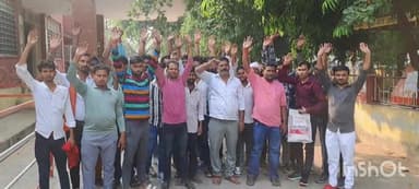 धौलपुर: कलेक्ट्रेट पर सफाई कर्मचारियों ने जिला कलेक्टर को सौंपा ज्ञापन