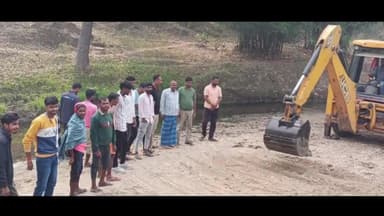 पांकी: सुड़ी में छठ पूजा समिति के सदस्यों ने छठ घाट की सफाई की