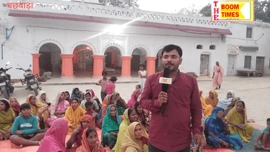 पूजा समिति के द्वारा 101 महिलाओं के बीच सारी और नारियल का वितरण किया गया