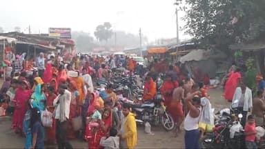 तेघरा: तेघड़ा प्रखंड के अयोध्या गंगा घाट पर चार दिनों तक चलने वाले छठ पर्व की शुरुआत गंगा स्नान से हुई