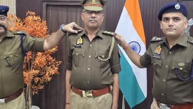 हरदोई: पुलिस कार्यालय में एसपी ने 5 उपनिरीक्षकों को निरीक्षक के पद पर पदोन्नत होने पर स्टार लगाकर दी शुभकामनाएं