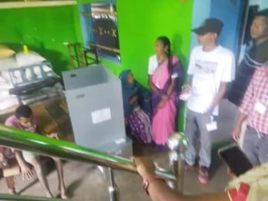 सिमडेगा: 85 वर्ष से अधिक आयु के वृद्ध और 40 प्रतिशत से अधिक दिव्यांग मतदाताओं का घर पर मतदान कराया गया