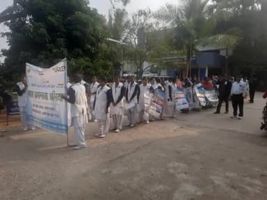 सिमडेगा: सदर अस्पताल के कर्मचारियों और एएनएम ने निकाली मतदाता जागरूकता रैली