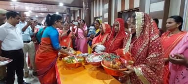 बहराइच : सम्पूर्ण समाधान दिवस के अवसर पर जिलाधिकारी ने की गर्भवती महिलाओं की गोदभराई व बच्चों को कराया अन्न प्रासन।