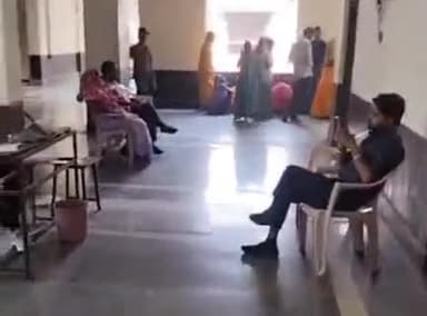 ग्वालियर गिर्द: कलेक्ट्रेट में आयोजित जनसुनवाई में बड़ी संख्या में पहुंचे लोग, आवेदनों पर सुनवाई कर रहे हैं कलेक्टर