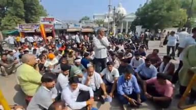 बूंदी: मृतक शिक्षक के परिजनों को आर्थिक सहायता एवं अपराधियों की जल्द गिरफ्तारी की मांग को लेकर सड़क पर उतरा मीणा समाज