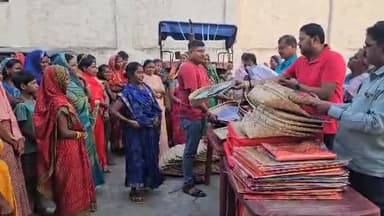 chhath Puja me sup or sari witran karte hue