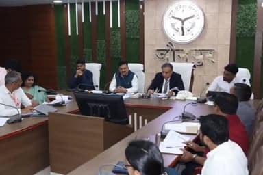 जौनपुर : कलेक्ट्रेट सभागार में संयुक्त स्वास्थ्य सचिव डॉ. मनश्वी कुमार ने डीएम व अधिकारियों संग बैठक,दिए आवश्यक निर्देश