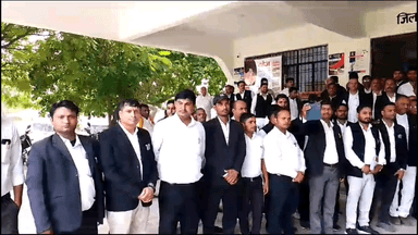 ज्ञानपुर: गाजियाबाद में अधिवक्ताओं पर लाठीचार्ज के विरोध में अधिवक्ताओं ने किया प्रदर्शन