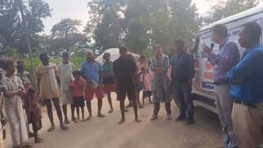 किस्को: स्वीप कोषांग की ओर से किस्को में मतदाताओं को 13 नवंबर को मतदान के लिए हल्दी-चावल देकर किया गया आमंत्रित