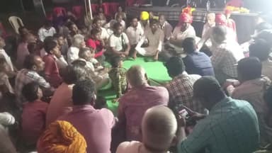 जीरापुर: माचलपुर के ग्राम धानोदा में चौपाल लगाकर कलेक्टर डॉ.गिरीश कुमार मिश्रा द्वारा ग्रामीणों की समस्याएं सुनीं