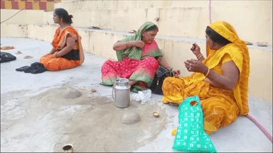 ज्ञानपुर: छठ पूजा के लिए महिलाओं ने बनाई बेदी, बाजारों में फलों की हुई जमकर खरीददारी