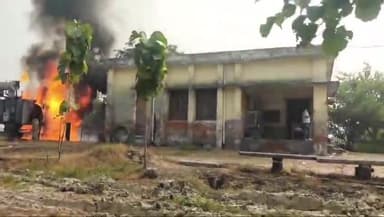 बारा: बारा मुख्यालय के पास स्थित विद्युत उपकेंद्र में अचानक लगी भीषण आग, फायर ब्रिगेड को दी गई सूचना