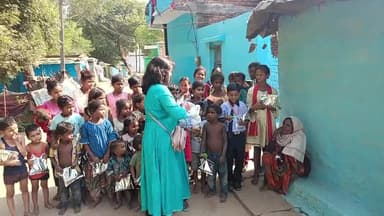 गरीब असहाय जरूरतमंद बच्चों के बीच पटाखे फुलझड़ी मिठाइयां बांटकर मनाई खुशियों की दिवाली। मंजूषा गौतम समाजसेवी