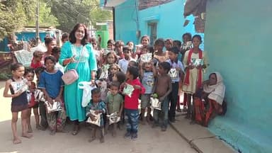 खुशियों की दिवाली जरूरत मंद बेसहारा बच्चों के साथ मिठाइयां पटाखे फुलझड़ी भेंट कर मनाई। समाजसेवी मंजूषा गौतम