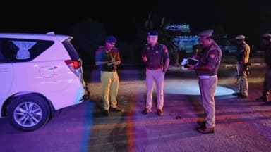 हरदोई: कोर्रिया गांव के पास हुई दुर्घटना के बाद एसपी नीरज कुमार जादौन ने घटना स्थल का किया निरीक्षण