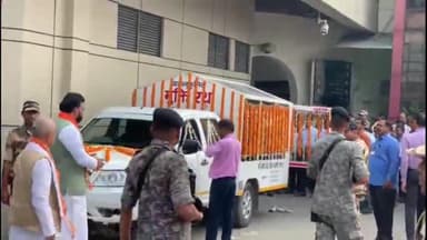 पटना ग्रामीण: डिप्टी सीएम सम्राट चौधरी ने पटना एयरपोर्ट पर शारदा सिन्हा के पार्थिव शरीर को दी श्रद्धांजलि