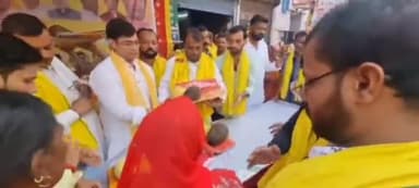 फुलवारी: फुलवारी शरीफ में पूर्व मंत्री श्याम रजक ने सूप अर्पण कार्यक्रम में छठ पूजन सामग्री का वितरण किया