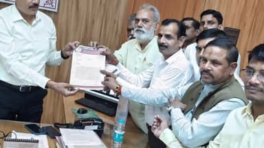 हरदोई: कलेक्ट्रेट में डीएम को अन्तर्राष्ट्रीय मानवाधिकार एसोसिएशन ने कनाडा में हिन्दू मन्दिरों पर हमले के विरोध में ज्ञापन सौंपा