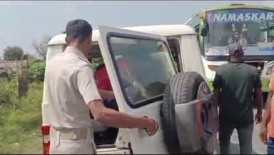 କୋଦଳା: ବାଲିପୋଇ ନିକଟରେ ଭାରସାମ୍ୟ ହରାଇ ରାସ୍ତାକଡ଼କୁ ଓଲଟିଲା ପିକଅପ