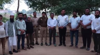 हाथरस: सासनी क्षेत्र के बस स्टैंड के पास समाजसेवियों व ADHR संस्था द्वारा अज्ञात मुस्लिम शख्स के शव को किया गया सुपुर्द-ए-ख़ाक