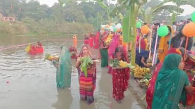 गोरौल: गोरौल प्रखंड में छठ पूजा के तीसरे दिन अस्ताचलगामी सूर्य को अर्ध्य दिया गया