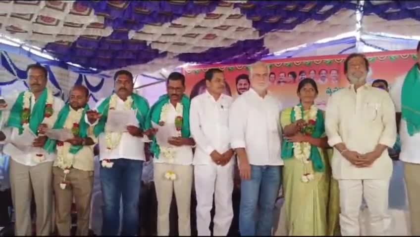వట్​పల్లి: వట్టిపల్లి మార్కెట్ కమిటీ చైర్మన్, పాలకవర్గాన్ని ప్రమాణ స్వీకారం చేయించిన మంత్రి దామోదర.