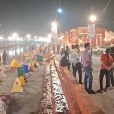 कानपुर: महिलाओं ने पनकी नहर में खड़े होकर सूर्य देवता को दिया अर्घ्य, छठी मैया से परिवार की सुख-समृद्धि का मांगा आशीर्वाद