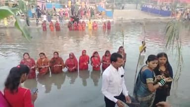 कुरसाकांटा: छठ व्रतियों ने डूबते हुए सूर्य को अर्घ्य दिया, कुर्साकांटा से लेकर अररिया के घाटों में रौनक