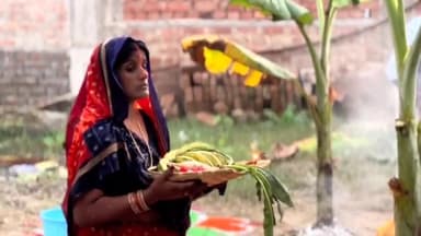 बरौनी: बरौनी प्रखंड के विभिन्न घाटों पर छठ व्रतियों ने अस्तगामी सूर्य को अर्घ्य दिया