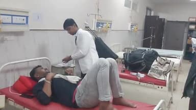 धौलपुर: सदर थाना के पास कार ड्राइवर को नींद की झपकी आने से कार ट्रक में घुसी, कार सवार 3 घायल