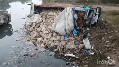 बटियागढ़: बटियागढ़ थाना क्षेत्र में केबलारी पुलिया पर पलटा ट्रक, केबिन में फंसने से चालक की हुई मौत
