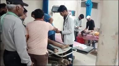 चूरू: सरदारशहर रोड गांव नीमड़ी के पास दो कारों की भिड़ंत में महिलाओं सहित 5 लोग घायल, घायलों को ज़िला अस्पताल लाया गया