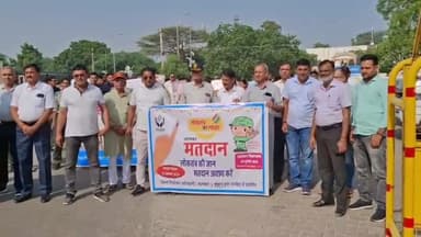 झुंझुनू: झुंझुनू कलेक्ट्रेट से प्रशासनिक अधिकारी और सरकारी कर्मचारियों ने निकाली मतदाता जागरूकता रैली