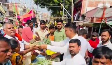 जगदीशपुर: जगदीशपुर कोतवाली के पास सैकड़ों छठ व्रतियों के बीच पूजा सामग्री का वितरण किया गया