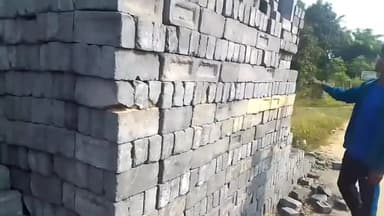 कदमडीहा में घटिया स्कूल भवन निर्माण
ठेकेदार कर रहा मनमानी 
#goilkera #news #west singhbhum #news today @chaibasa