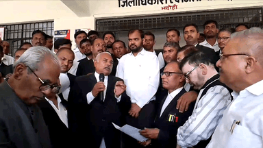 ज्ञानपुर: गाजियाबाद में अधिवक्ताओं ने लाठीचार्ज के विरोध में किया प्रदर्शन, एडीएम को सौंपा पत्रक