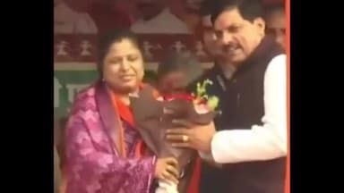 पांकी: मध्य प्रदेश के मुख्यमंत्री मोहन यादव को लवली गुप्ता ने गुलदस्ता भेंट किया