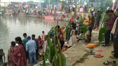 सत्तर कटैया: सत्तर कटैया प्रखंड में छठ व्रतियों ने उगते सूर्य को अर्ध्य दिया