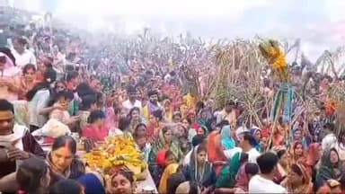 जौनपुर: जिले में छठ महापर्व के आखिरी दिन व्रती महिलाओं ने उगते सूर्य को दिया अर्घ्य