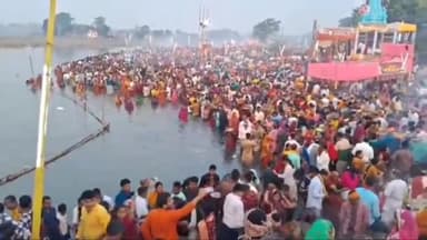 बरौनी: बरौनी के इमली गंगा घाट पर उगते सूर्य को अर्घ देने के लिए छठ व्रतियों की भीड़ उमड़ी, सुरक्षा के पुख्ता इंतजाम दिखे