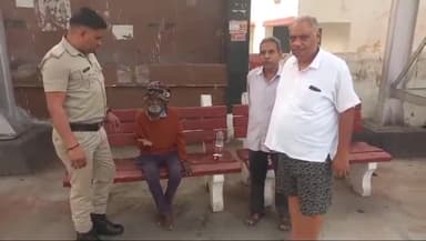 हाथरस: अपना घर आश्रम की टीम ने हाथरस सिटी रेलवे स्टेशन पर घूम रहे मंद बुद्धि व्यक्ति को आरपीएफ की मौजूदगी में किया रेस्क्यू