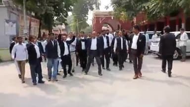जौनपुर: शुक्रवार को कलेक्ट्रेट परिसर में वकीलों ने किया प्रदर्शन, गाजियाबाद केस की न्यायिक जांच की मांग