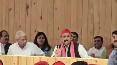 सैफई: सैफई पहुंचे सपा प्रमुख अखिलेश यादव ने कार्यकर्ताओं से की मुलाकात