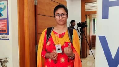 कांके: समाहरणालय में मीडिया कर्मियों ने पोस्टल बैलट से किया मतदान